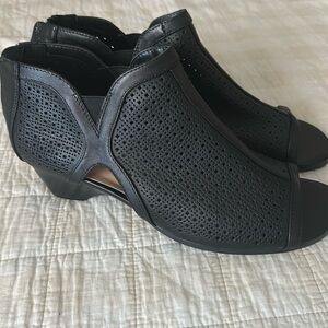 Bella Vita Remy Womens Open Toe Zip Back Wedge Heels